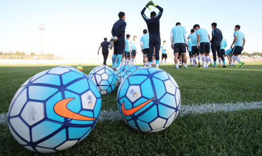 이란과의 2018 러시아월드컵 아시아 최종예선 4차전을 이틀 앞둔 9일(현지시간) 이란 꼬드스시 샤흐레 꼬드스 경기장에서 축구대표팀이 훈련을 준비하고 있다. 사진=연합뉴스